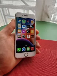 Apple iPhone 8 4.7in 64go Téléphone Débloqué - Gris Sidéral. Good condition Iphone 8 Silver has a protective...