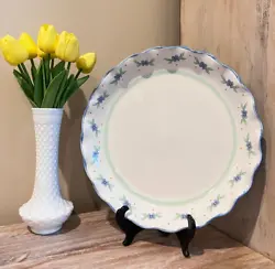 For your consideration is this lovely pie dish that features scalloped or ruffled edges with floral and leaf motifs...