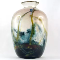 Superbe vase en verre par Claude Monod, célèbre maître verrier de Biot. Signature à la pointe en dessous du vase....