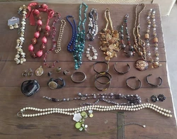Lot de bijoux fantaisies il y en a en pierre, en aimant, en métal dont cuivre et en plastique.