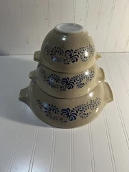 Vintage PYREX HOMESTEAD Cinderella Nesting Mixing Bowls Set of 3. The medium bowl has a sliver chipped off one handle....