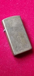 Zippo Venetian Slim 1992. Ouverture et fermeture fonctionnelles. Étincelle ok. À recharger. Non testé. Traces...