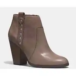 Preowned condition coach booties size 8. There is minor shows of wear. There is cracking inside of the boot.