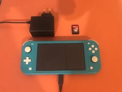Nintendo Switch Lite Turquoise en parfait état, aucune trace dusure, très peu utilisée. Le plus de la Switch Light :...
