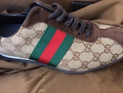 tres belle paire de basket GUCCI , en toile  monogrammee GUCCI neuve !!!! boite en carton avec une legere erafflure ....