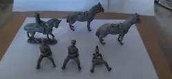 Soldats de plomb anciens – Rare, Cavaliers des troupesdAfrique – 1. - 2 chevaux + 3 cavaliers. Pour leur état,...