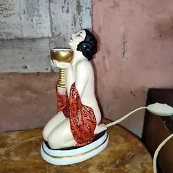 Belle veilleuse, lampe brule parfum. Travail Français dépoque Art Déco. en porcelaine.