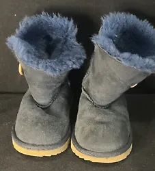 Little toddler girl Navy blue ugg boots size 8. In great shape smoke free home Show some sign of wear