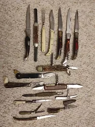 Lot de Couteaux de poche Anciens. 7n couteau sans lame.. une fourchette... toutes les détails sur les photos. Dans...