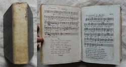 Recueil de partitions et textes, dont quelques pages manuscrites. Reliure 12 x 17.5 cm.