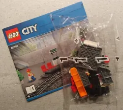Issus du train LEGO 60197, la gare est ici vendue toute seule, avec personnages en sachet scellés (jamais monté), un...