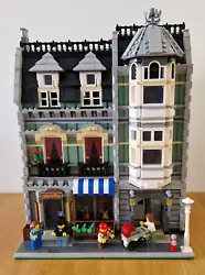 C’est une réplique du set lego 10185, L’épicerie. Il a été construit une fois, tout est complet. Il n’y a pas...