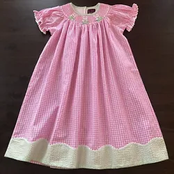 Excellent condition Size: 6 girls Short sleeves Button closure 100% cotton Length: 29 inches Armpit to armpit: 15 inches