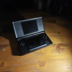 Nintendo DS Lite Console Portable - Noire. La console a été entièrement révisé, nettoyé et testé avant envoi....