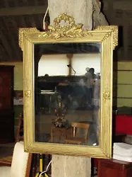 Beau miroir ancien en bois et stuc doré de style Louis XVI ;. Hauteur : 1m17 Largeur : 82 cm.