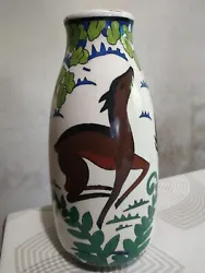 Vase KERAMIS en céramique polychrome a décor de biche. 29cm entourée de verdure sur fonds crème