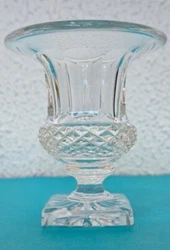 Vase Medicis En Cristal St Louis.  Vase Médicis signé st louis en cristal Hauteur : 10cm Micro defaut difficilement...