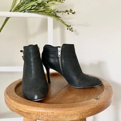 Thin, stiletto heel. Color: Black. Very good pre-worn condition with slight wear on toe.