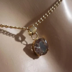 Matières : pierre saphir montée sur pendentif plaqué or, chaine en métal plaqué or. Longueur chaine 40 CM....