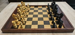 Magnifique jeux d échecs de style régence  Magnifique cavaliers très belle sculpture  King de 8.5cm Très bon état...