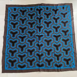 Gucci scarf. Material: 100% silk. Color: brown.