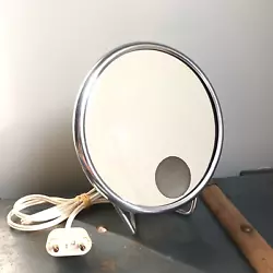 Très joli miroir grossissant avec éclairage. Envoi rapide et très soigné.