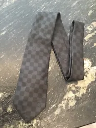 Superbe Et Authentique Cravate Soie Damier Noir Louis Vuitton Tbe. Règlement sous 24 h maxi