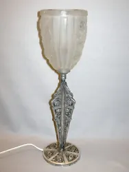 Sehr dekorative Art Déco Lampe um 1925 mit Rosendekor im Glas sowie im Fuss - franzoesische Elektrik mit B22 Fassung -...