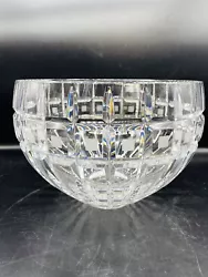 Add a touch of elegance to your dinnerware collection with this stunning Waterford Marquis Quadrata 9.5