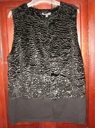 It does not have a slit. This vest is perfect for Fall and Winter and very on trend and is new and never worn.