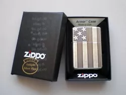 ZIPPO - US FLAG. Antique silver plate finish. Windproof petrol lighter. Fabriqué aux États-Unis.