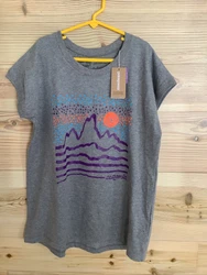 Patagonia Organic Cotton T Shirt Girls 14-16 W’s XS NWT. See pics for measurements Smoke free and fragrance free home...