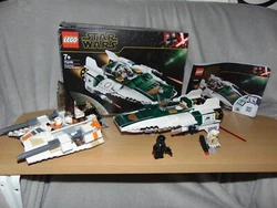 Lot de deux vaisseau star wars un avec boite et notice réf 75248. autre vaisseau avec personnages sans boite et...