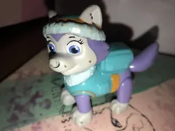 This Paw Patrol Pup Everest Toy Action Figure is a must-have for any fan of the hit TV show. This winter snow...