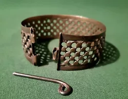 Ancien Bracelet Afghan En Argent Ajouré Ethnique. Intéressant bracelet en argent à bas titre ajouré,(fermoir...