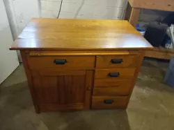 Beautiful quarter sawn oak cabinet. Its in great condition and selling due to move. It has 4 drawers and one cabinet...