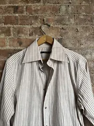 Very nice and in excellent condition, mens fitted shirt from Gucci. This has Tom Fords signature Gucci look, with the...