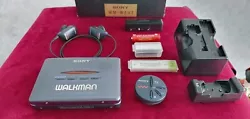 Walkman SONY WM WE01. Autres fonctionnalités. Lunité principale peut être utilisée pendant environ 30 heures de...