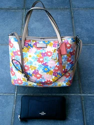 MATERIAL-COATED FLORA LCANVAS & LEATHER TRIM. COACH ZIP AROUND CARD WALLET. THE WALLET WAS GENTLY USED -STILL INVERY...