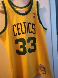 Larry Bird Boston Celtics Jersey. Condition is New. Size : Large Color: Yellow, green black