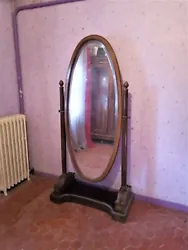 Très grand miroir de chambre sur pieds. Miroir biseauté. Miroir = 1,44 x 0,55 cm. Hauteur totale = 1,80 m.