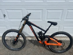 2017 scott Gambler 710 Spank Downhill Mountain Bike. Size is large I am the second owner. Bike has been sitting for 3...