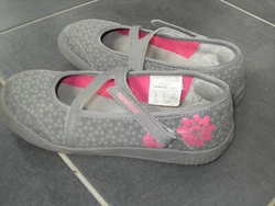 Chaussure fille grise et rose. Jamais porté.