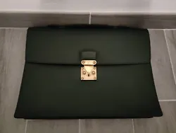 Sac à main homme type porte document Louis Vuitton serviette GM vert très foncé. Ne possède pas la clef pour le...