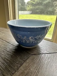 This Pyrex mixing bowl is a beautiful addition to any kitchen collection. With a vintage colonial mist pattern...