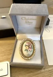 Christian Dior. In a perfect state. Porcelain gold plated and small mother-of-pearl beads. Taille : ajustable /.