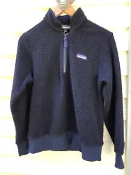 This cozy fleece is in good preowned condition. Fabric content is 46% polyester, 48% recycled wool and 8% other fiber....