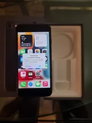 Apple iPhone 8 4.7in 64go Téléphone Débloqué - Gris Sidéral.batterie 79% avec sa boite sans accessoires ;fissure...