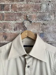 A beautiful piece from the Ford era. Oversized collar and slim cut. Excellent condition (see note below), enjoy!The...