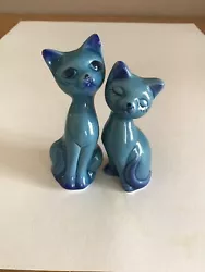 figurines de chats en céramique. Hauteur 7,5 cm et 7 cmPetites marques sur les pointes oreilles